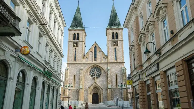 Sarajevo Free Walking Tour guide explaining Sarajevo history